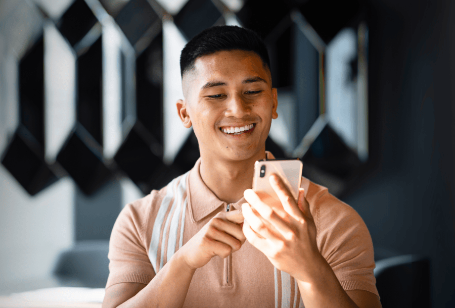 Man using the best budgeting app on his smartphone.